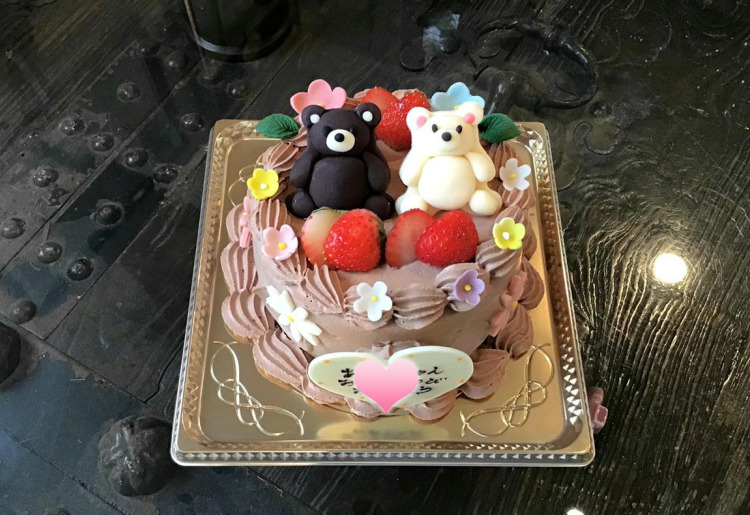 デザインケーキ　チョコ人形　チョコクラフト