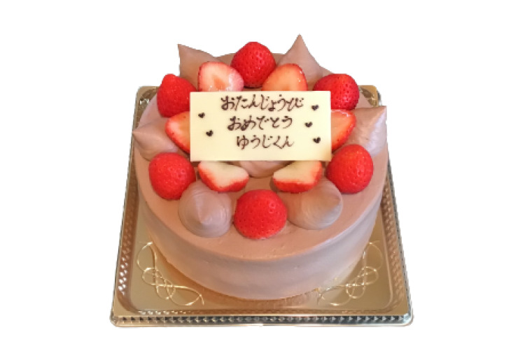 チョコ生クリームデコレーション　見本5号（15㎝）　季節により苺の種類と大きさは変わりますが美味しいです 　国産苺が採れないシーズンは桃サンドになります