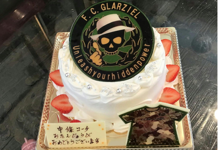 サッカースポーツ少年団のロゴマークとユニフォームの「コーチ大好きケーキ」