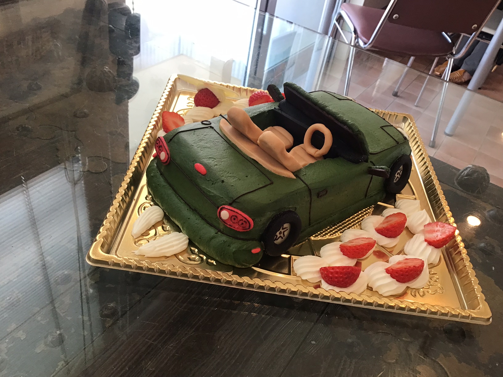 香川県ケーキ　高松市ケーキ　パティスリーグレース　バースデーケーキ　立体ケーキ　3Ｄケーキ　ロードスターケーキ　車ケーキ　走り去る図　旅色ケーキ