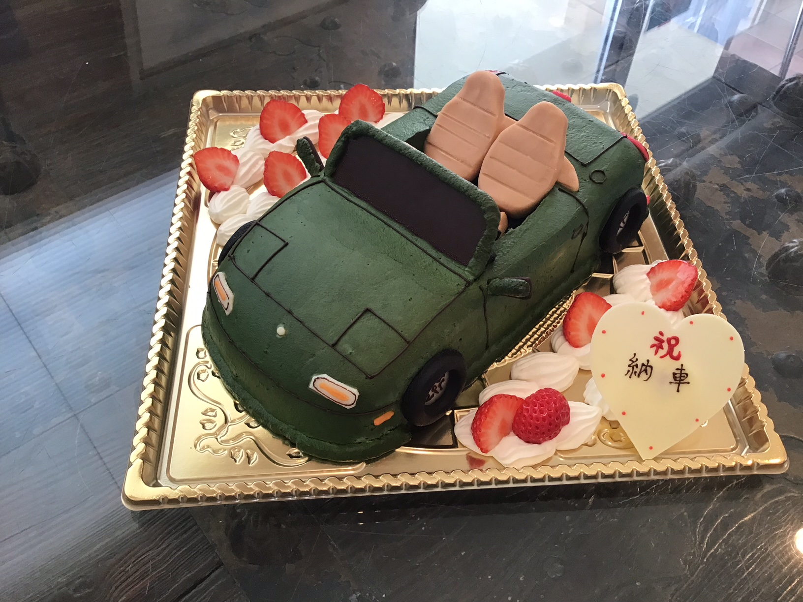 香川県ケーキ　高松市ケーキ　パティスリーグレース　バースデーケーキ　立体ケーキ　3Ｄケーキ　ロードスターケーキ　車ケーキ　正面図　旅色ケーキ