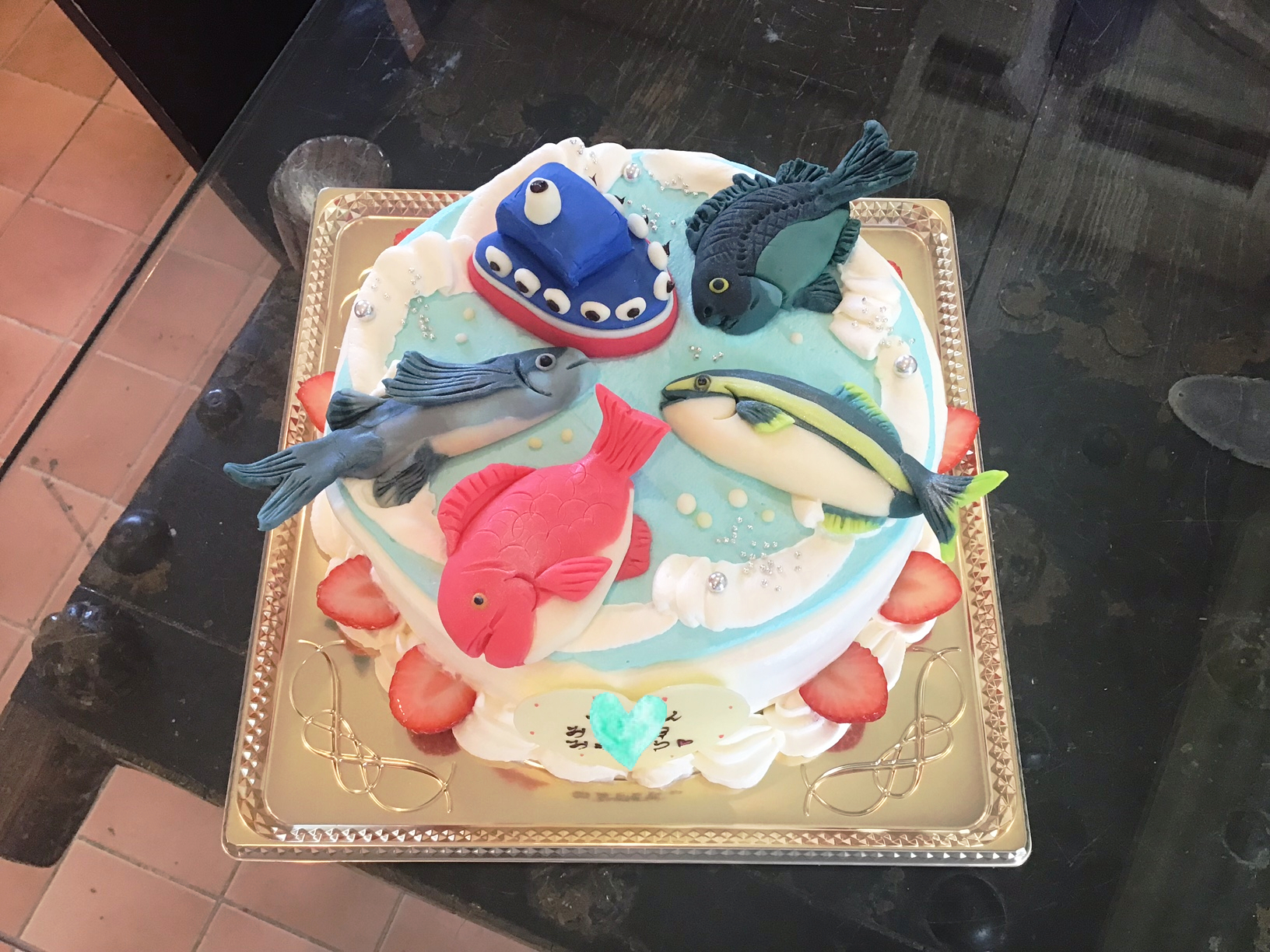 香川県ケーキ　高松市ケーキ　パティスリーグレース　チョコ人形ケーキ　チョコクラフトケーキ　魚ケーキ　魚チョコ　釣り船チョコ　釣りケーキ　バースデーケーキ　お誕生日ケーキ　